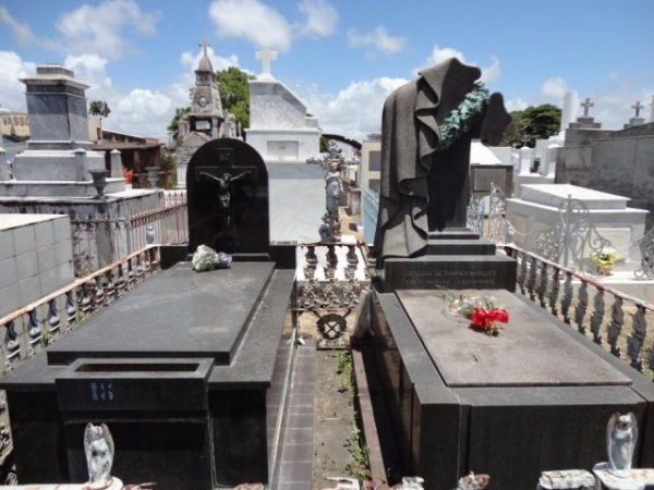 Tumulo-da-mulher-da-capa-preta