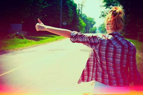 moça pedindo carona