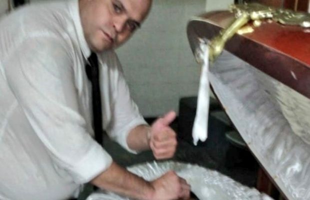 agente-funerario-posta-foto-com-o-corpo-de-maradona-e-e-punido