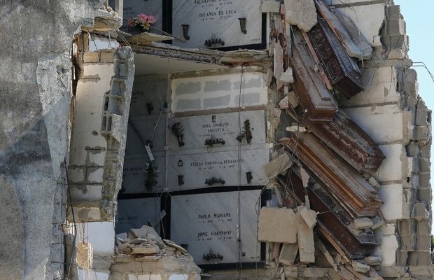 desabamento-no-cemiterio-de-napoles-deixou-inumeros-caixoes-pendurados