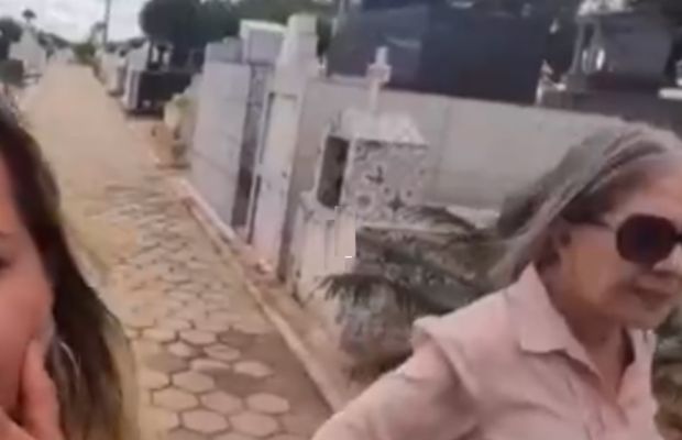 ir-visitar-um-tumulo-de-uma-familiar-e-ficar-preso-no-cemitério