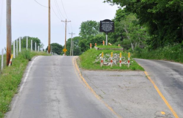 Sepultura no meio da estrada
